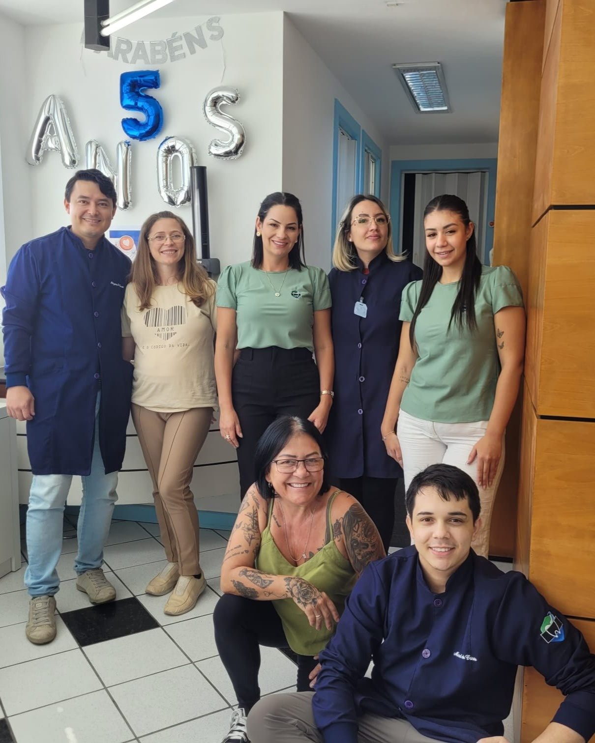 Equipe da CIOP comemorando 5 anos no corredor da clínica