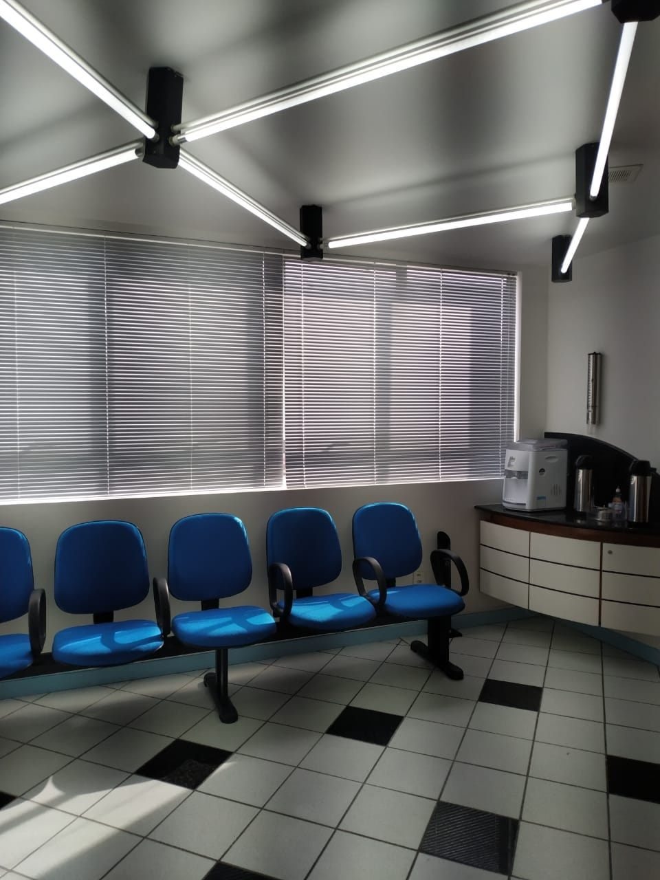 Sala de espera com cadeiras azuis