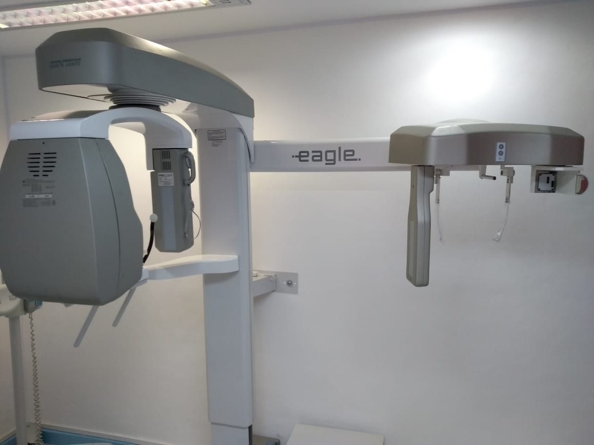 Equipamento de tomografia e panorâmica em detalhe